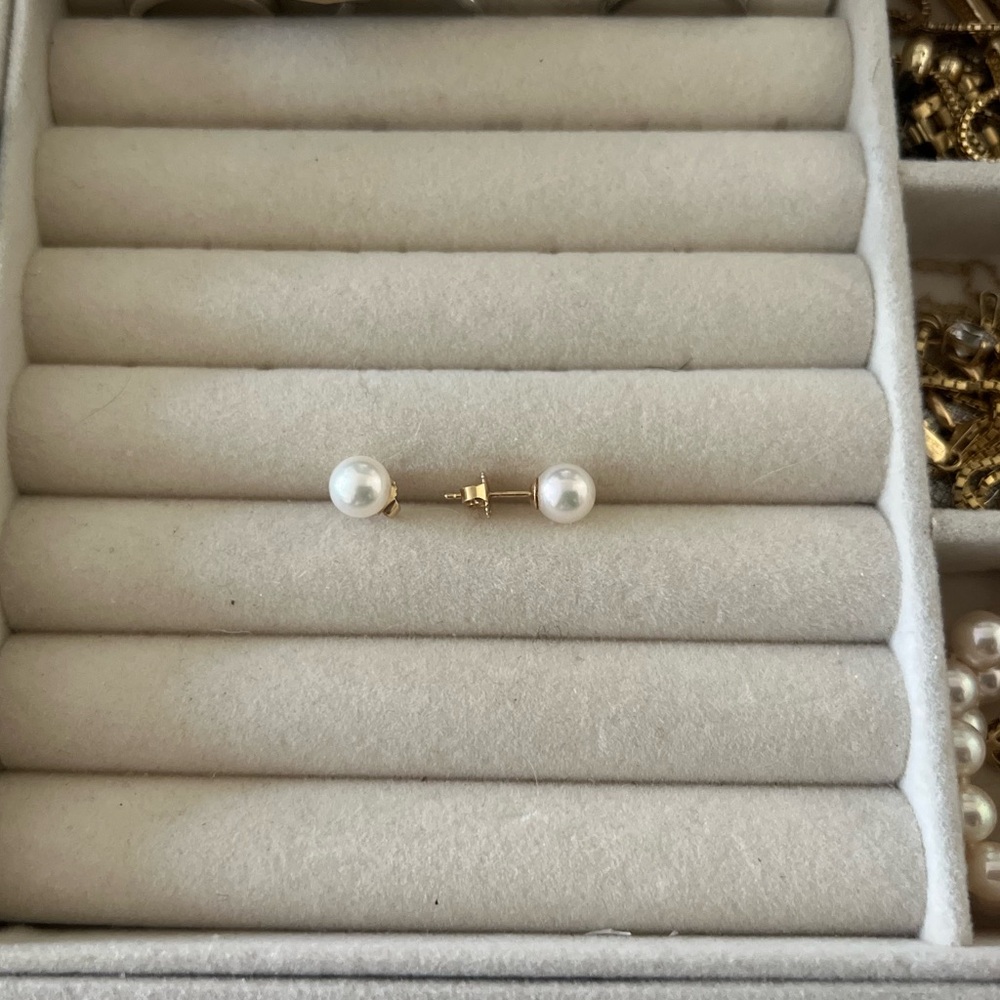 Stud mikomoto pearls